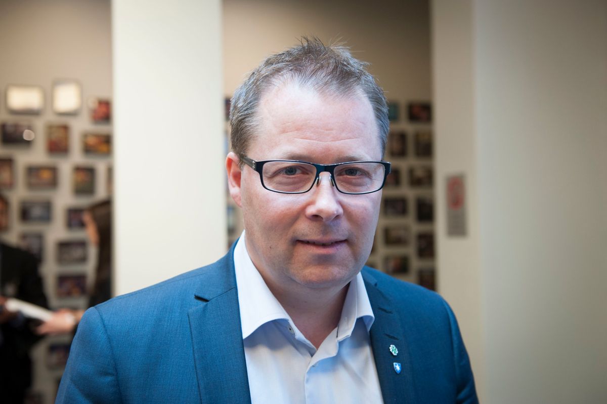 KS-leder Bjørn Arild Gram styrer KS fra hjemmekontor på Steinkjer. Både hovedstyremøter og møter med regjeringen avholdes digitalt.