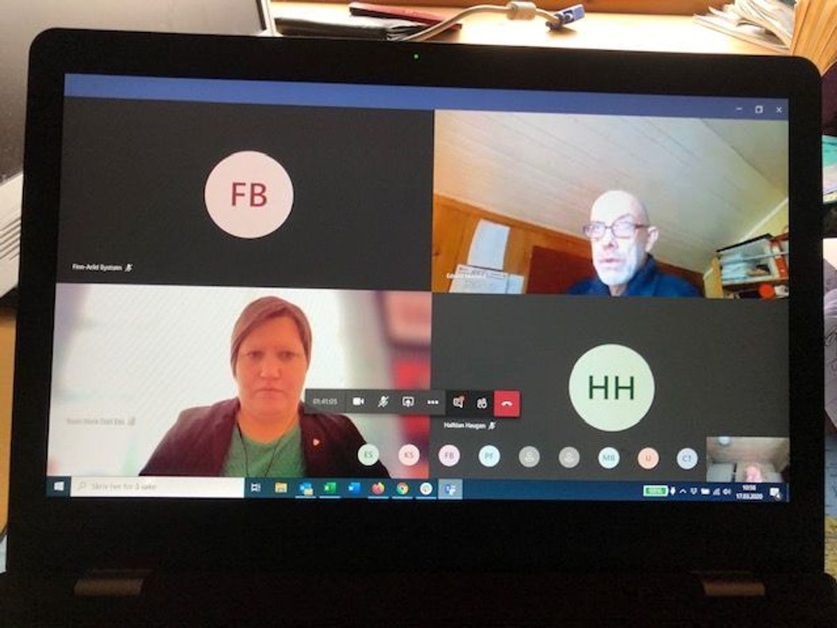 Nøytral bakgrunn og godt kamera-utsnitt er blant rådene ekspertene har for å gjøre fjernmøte-opplevelsen bedre. Her fra Seljords første digitale formannskapsmøte.