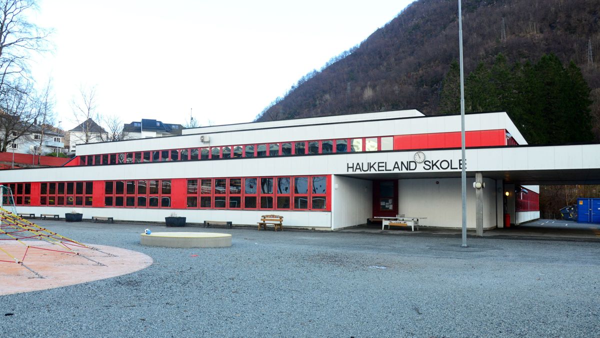 Haukeland skole, som ligger nært Haukeland sykehus, er en av skolene i Bergen som har hatt et omsorgstilbud for barn siden fredag.