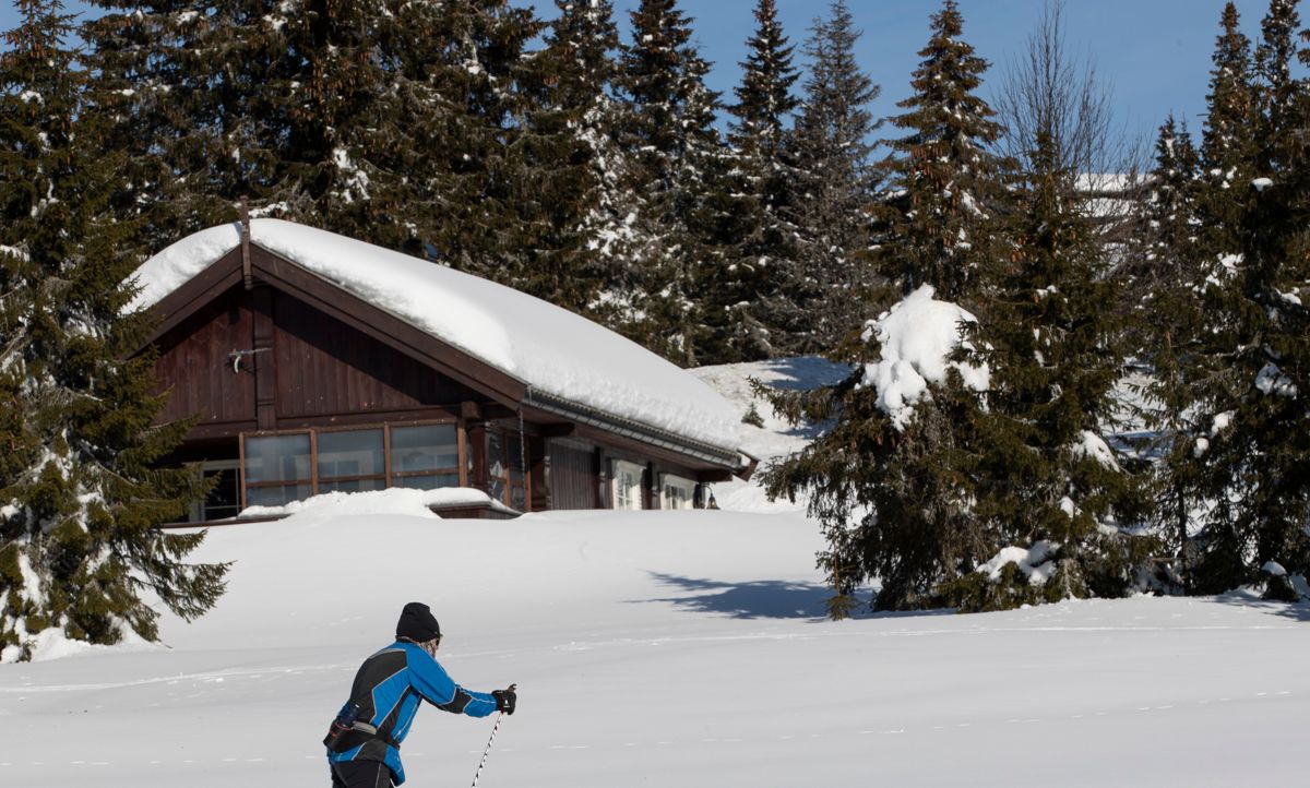 Lørdag var det skiløpere i hopetall i populære hyttekommuner i landet, som her fra Sjusjøen i Ringsaker kommune. Nå har de fleste hyttegjester fulgt oppfordringen om å reise hjem.