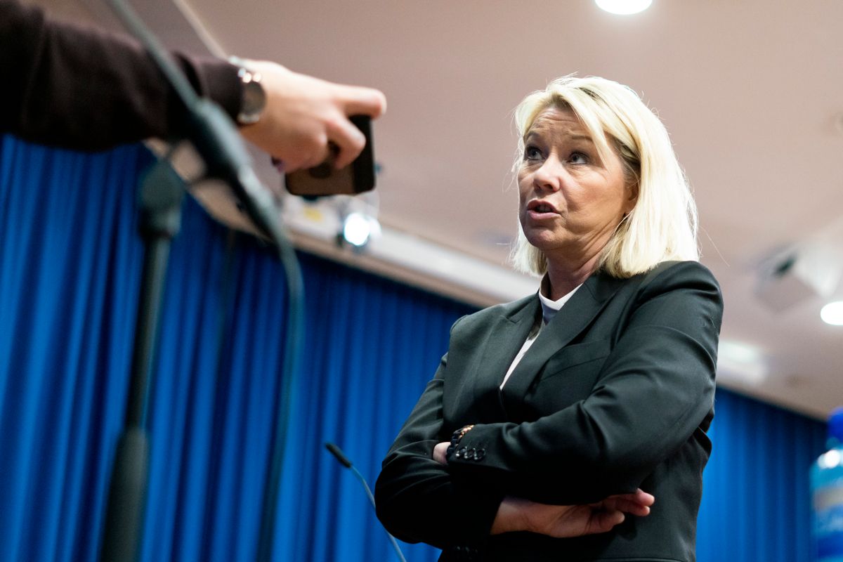 Justisminister Monica Mæland (H) ber kommunene fjerne lokale koronaregler.