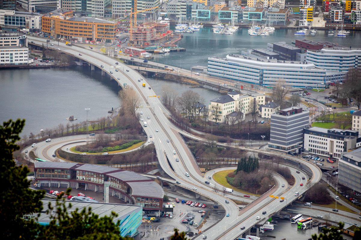Veitrafikken er på landsbasis redusert med 40 prosent siden 13. mars, ifølge Norsk institutt for luftforskning (NILU). Bildet er fra Bergen i januar, da trafikken ennå gikk som normalt.