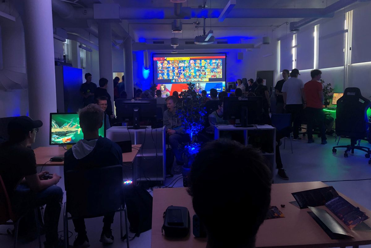 Ungdommens kulturhus Sarpsborg har eget e-sportsenter. Mens kulturhuset holder koronastengt, kan ungdommen møtes online i kommunens digitale ungdomshus.
