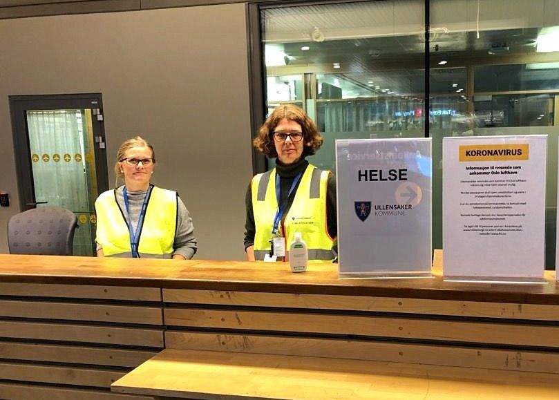 Agnete Olsen (t.v) og Lieneke De Laat arbeider i helseteamet til Ullensaker på Olso Lufthavn. Foto: Ullensaker kommune