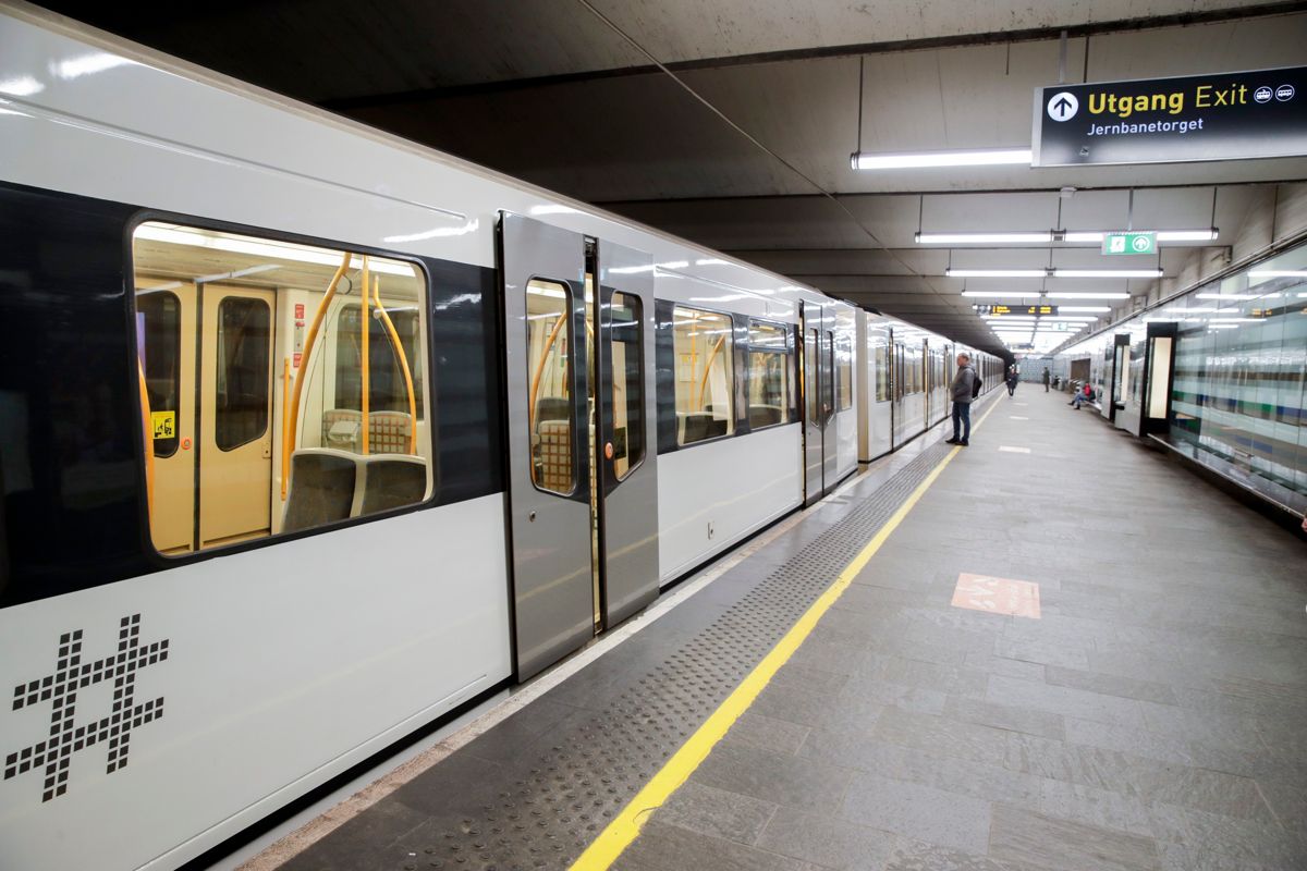 T-banen går, men nesten uten passasjerer, som her ved Jernbanetorget stasjon i Oslo mandag morgen. Landets kollektivselskaper taper til sammen om lag 170 millioner kroner i uka under koronapandemien.