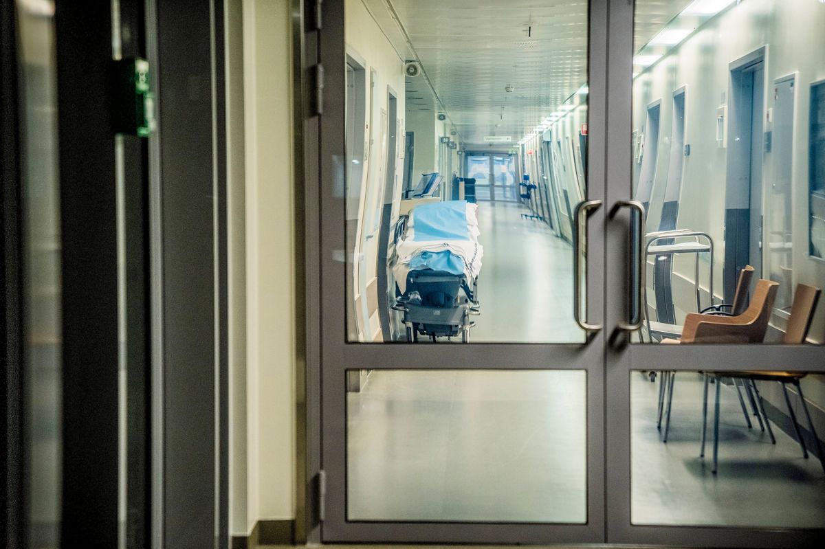 En sykehusseng står i en av gangene på Akershus universitetssykehus (Ahus). Tettbebodde Oslo og Akershus har 45 prosent av alle innlagte koronapasienter i Norge nå.