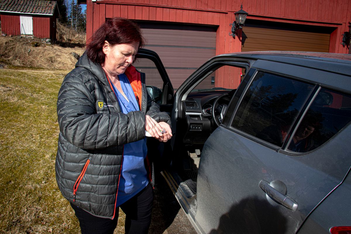 Charlott Wielecki er hjelpepleier i hjemmetjenesten i Aurskog-Høland. Hver dag må hun rengjøre alt utstyr hun bruker grundig. Etter hvert hjemmebesøk spriter hun hender og vasker ratt og girstang i bilen.
