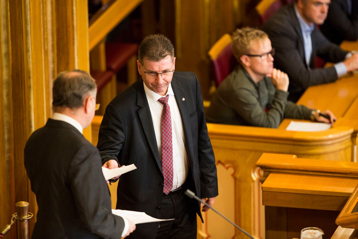 Kommunalpolitiske talsperson Stein Erik Lauvås setter spørsmålstegn ved noen av forslagene i en lovproposisjon som nå skal hastebehandles i Stortinget. Forslagene gir kommunestyrene mulighet til å delegere makt til formannskapene.