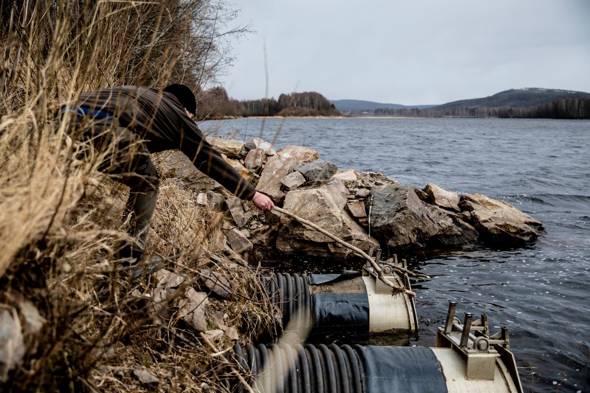 Ulike sikringstiltak i forbindelse med flom er noe av det kommunene må sørge for. Bildet viser Helge Aandstad, gårdbruker og styreleder for Sparbysund Balnes flomverk i Åsnes, som sjekker pumper ved flomverket mot Glomma.