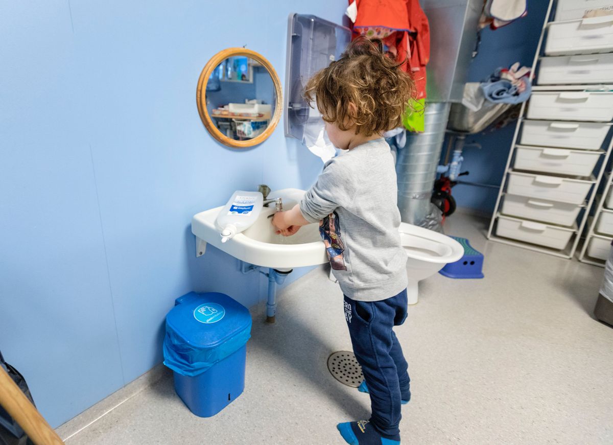 Barnehagebarn og elever bør læres opp i god håndvask når skoler og barnehager åpnes, mener regjeringens ekspertutvalg.