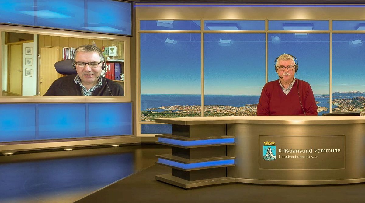 Programleder Steinar H. Høgsve direkte inne fra Kristiansund kommunes eget TV-studio. Her er det Gjemnes-ordfører Knut Sjømæling (Sp) som forteller om koronasmitten i kommunen.