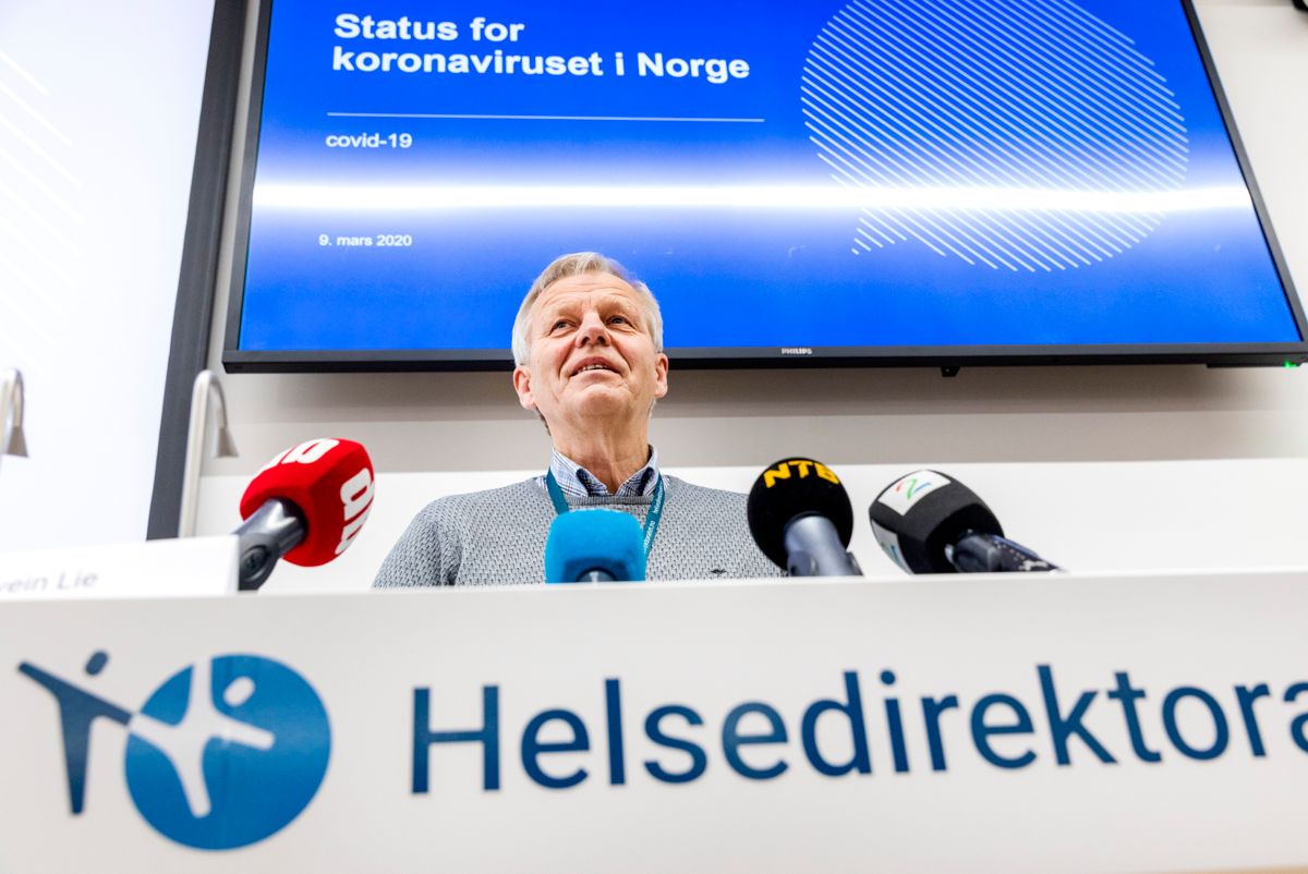 Fagdirektør Svein Lie i Helsedirektoratet ser foreløpig ingen grunn til å gi kommunene en større del av smittevernutstyret. Bildet er fra en pressebrifing om korona- situasjonen 9. mars.