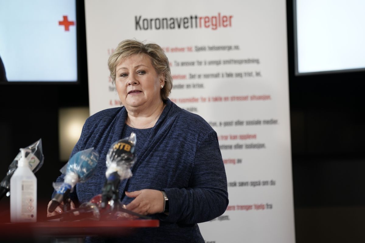 Hvis den økonomiske gjenreisningen blir vellykket, vil Erna Solberg og Høyre få den største politiske gevinsten av det. Hvis bedrifter går over ende og arbeidsledigheten biter seg fast, kan de tvert om bli straffet, skriver Jan Inge Krossli.