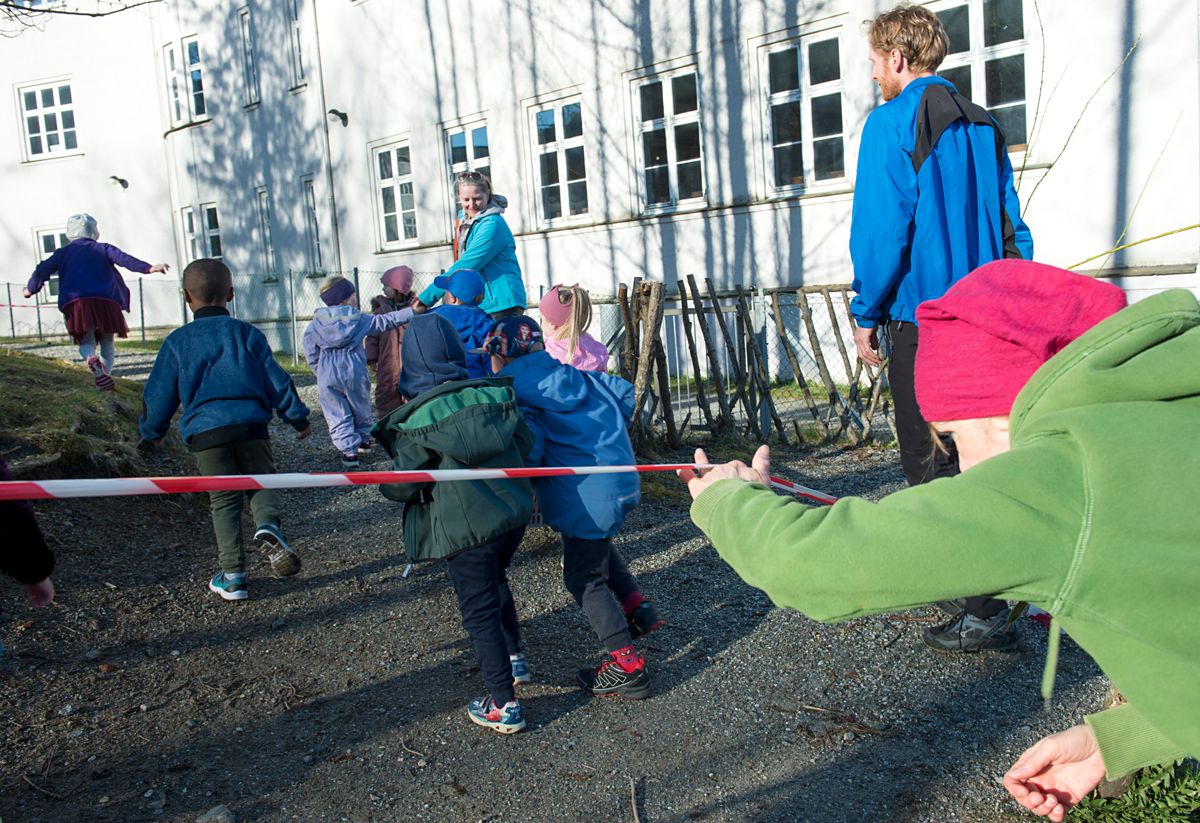 Uteområdet i Årstad Brannstasjon barnehage i Bergen er delt opp med sperrebånd når ulike grupper barn er ute og leker.