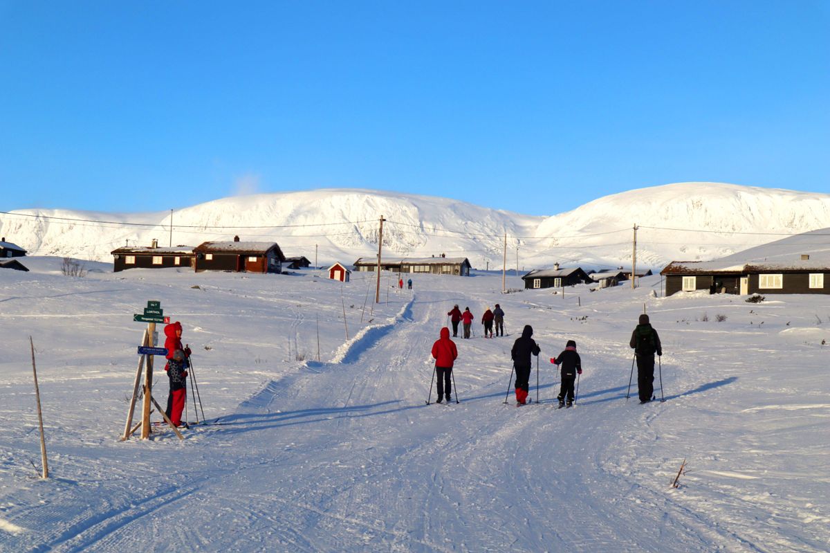 Hytteforbudet er opphevet, og det er ikke lenger forbudt å overnatte på hytta for å gå på ski mot Hallingskarvet.