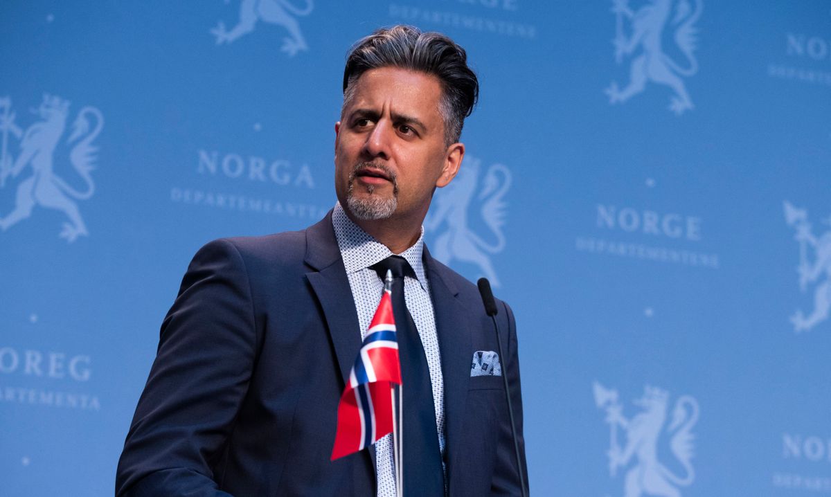 Kultur- og likestillingsminister Abid Raja og regjeringen dropper forslaget om å overføre et større ansvar på kulturområdet til fylkeskommunene som ledd i regionreformen.