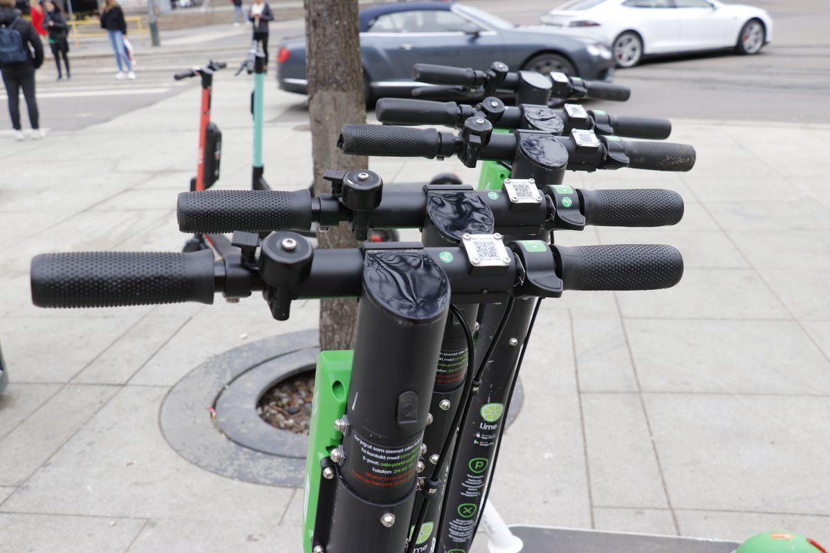 Elsparkesykler har samme status som sykler i lovverket. Bergen prøver nå rettens vei for å begrense utleie på kommunal grunn, mens Oslo (bildet) tester ut egne parkeringsområder.