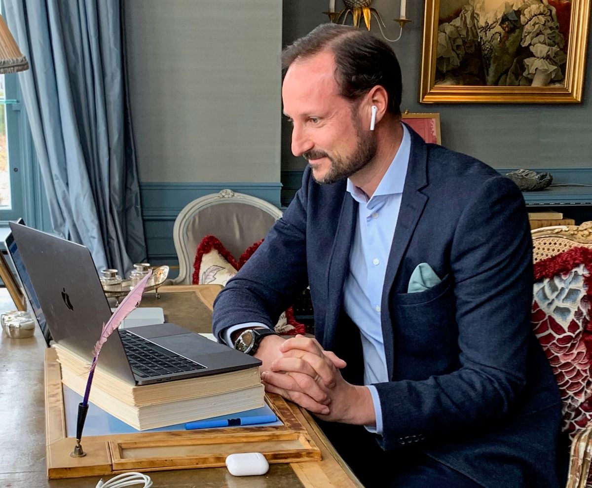 Kronprins Haakon på sitt kontor på Skaugum i videomøte med LO- og NHO-ansatte.