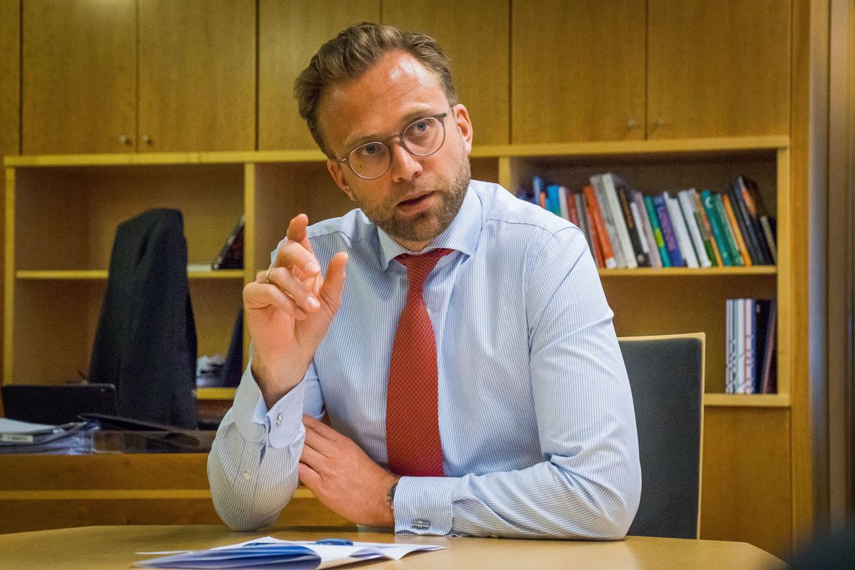 Kommunal- og moderniseringsminister Nikolai Astrup hevder overfor NRK at kommunenes økonomi ikke blir dårligere etter krisen, snarere styrket.