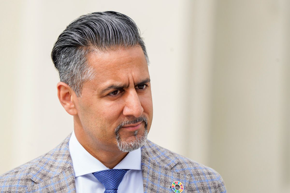 Kultur- og likestillingsminister Abid Raja (V) sier koronapandemien har vist hvor viktig et godt og klart norsk språk er for tillit og informasjonsflyt. Tirsdag lanserte han forslag til ny språklov.