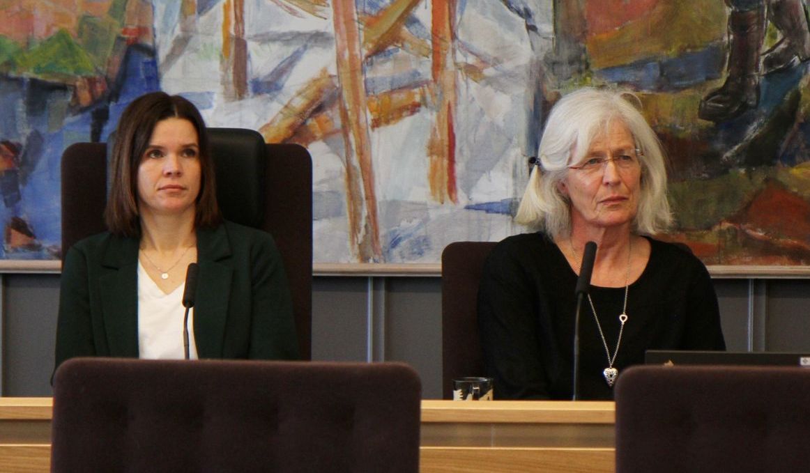 Åse Egeland (t.h.) ba om å få fratre stillingen som kommunedirektør fordi hun opplevde at ordfører Siri Blichfeldt Dyrland (Sp) ikke lenger hadde tillit til henne.