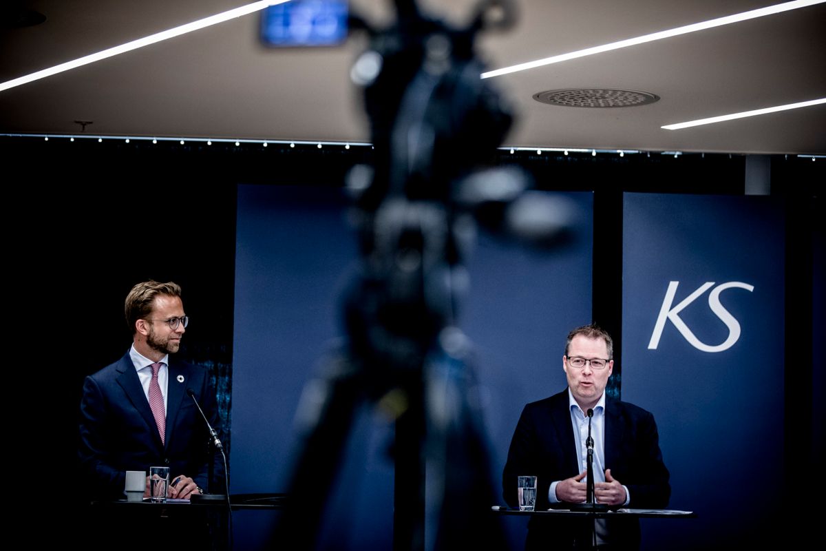Kommunalminister Nikolai Astrup (t.v.) og KS-leder Bjørn Arild Gram er nå enige om hvor store koronatapene  har vært så langt for kommunesektoren.