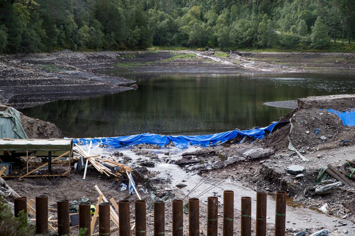 Den midlertidige demningen i Munkebotsvatnet i Bergen brast i 2018.