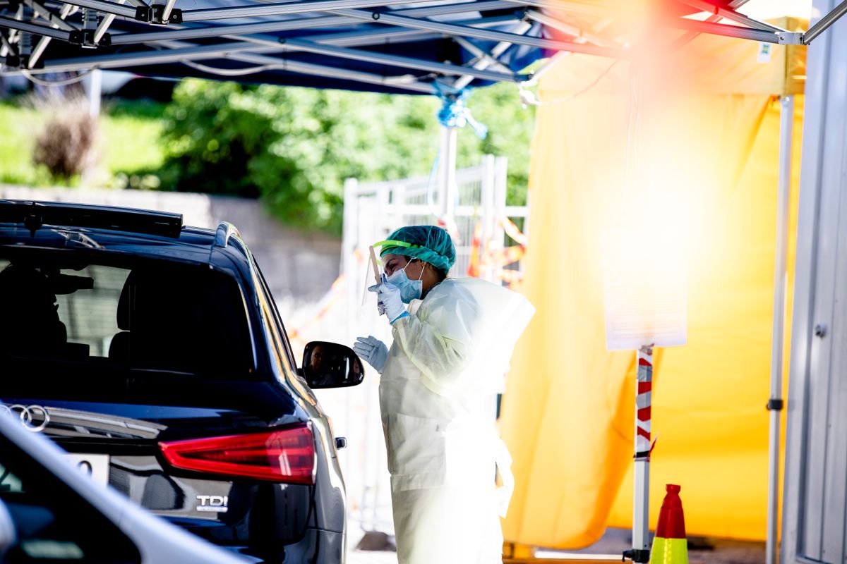Folkehelseinstituttet regner med flere lokale smitteutbrudd utover høsten. Her testes det for korona ved Aker sykehus i Oslo.