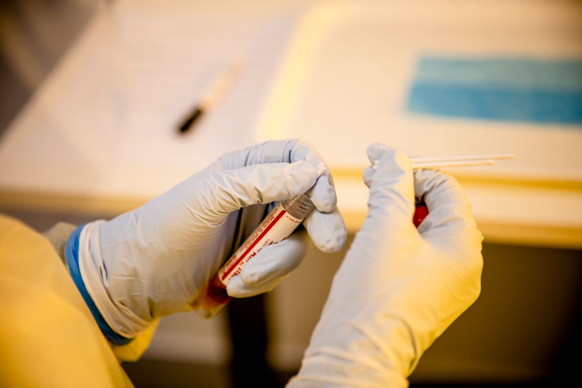 PCR og hurtigtestene baserer seg på to forskjellige testprinsipper, men begge testformene har god spesifisitet, som ifølge FHI betyr at et positivt testsvar nesten alltid vil være korrekt.