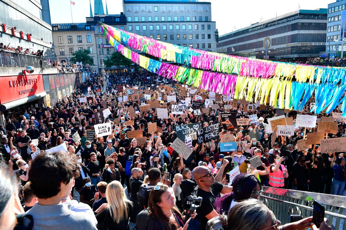 Demonstranter samlet seg i Stockholm onsdag kveld.