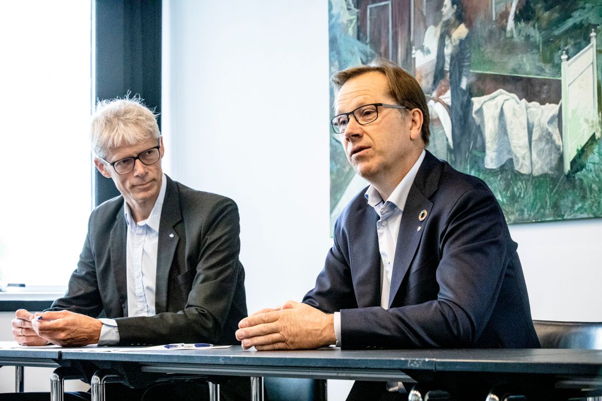 Skattedirektør Hans Christian Holte og administrerende direktør Lasse Hansen i KS (til høyre) etter at avtalen var undertegnet. KS får nå ansvaret for å samordne kommunesektorens bruk av folkeregisteropplysningene.