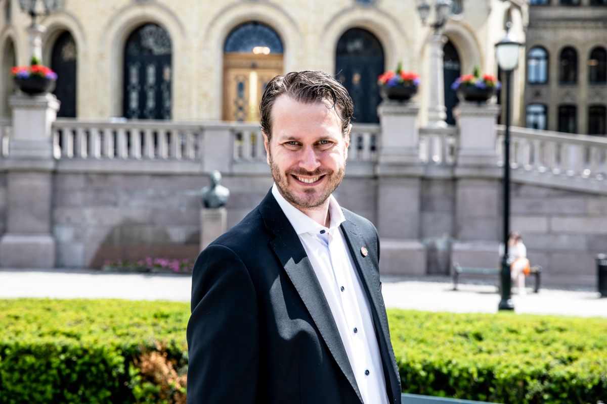 Helge André Njåstad (Frp) har forhandlet med regjeringspartiene om kommuneproposisjonen for 2022.