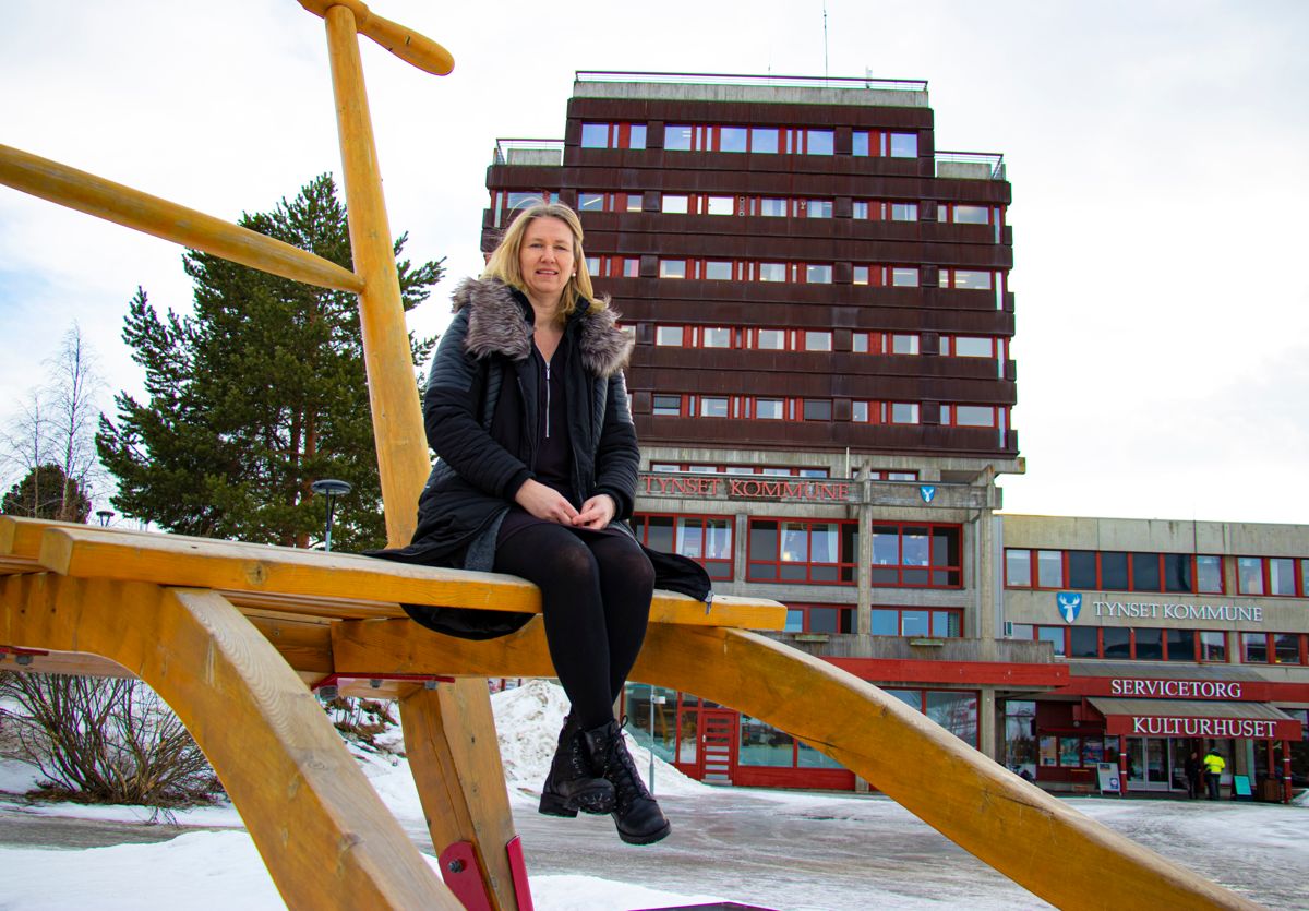 Ordfører Merete Myhre Moen i Tynset er godt plassert på verdens største park foran det hun mener er Norges tøffeste rådhus.