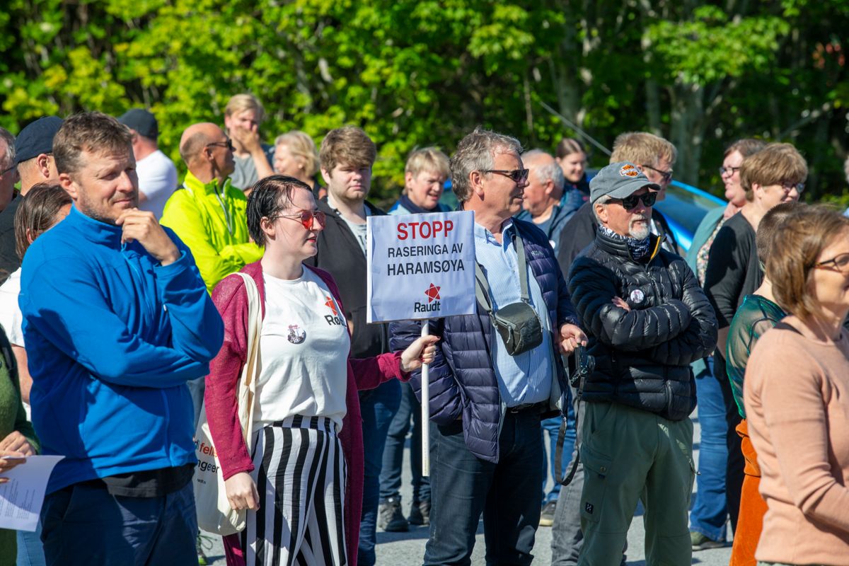 Demonstrasjon mot det planlagte vindkraftverket på Haramsøy i Ålesund i mai.