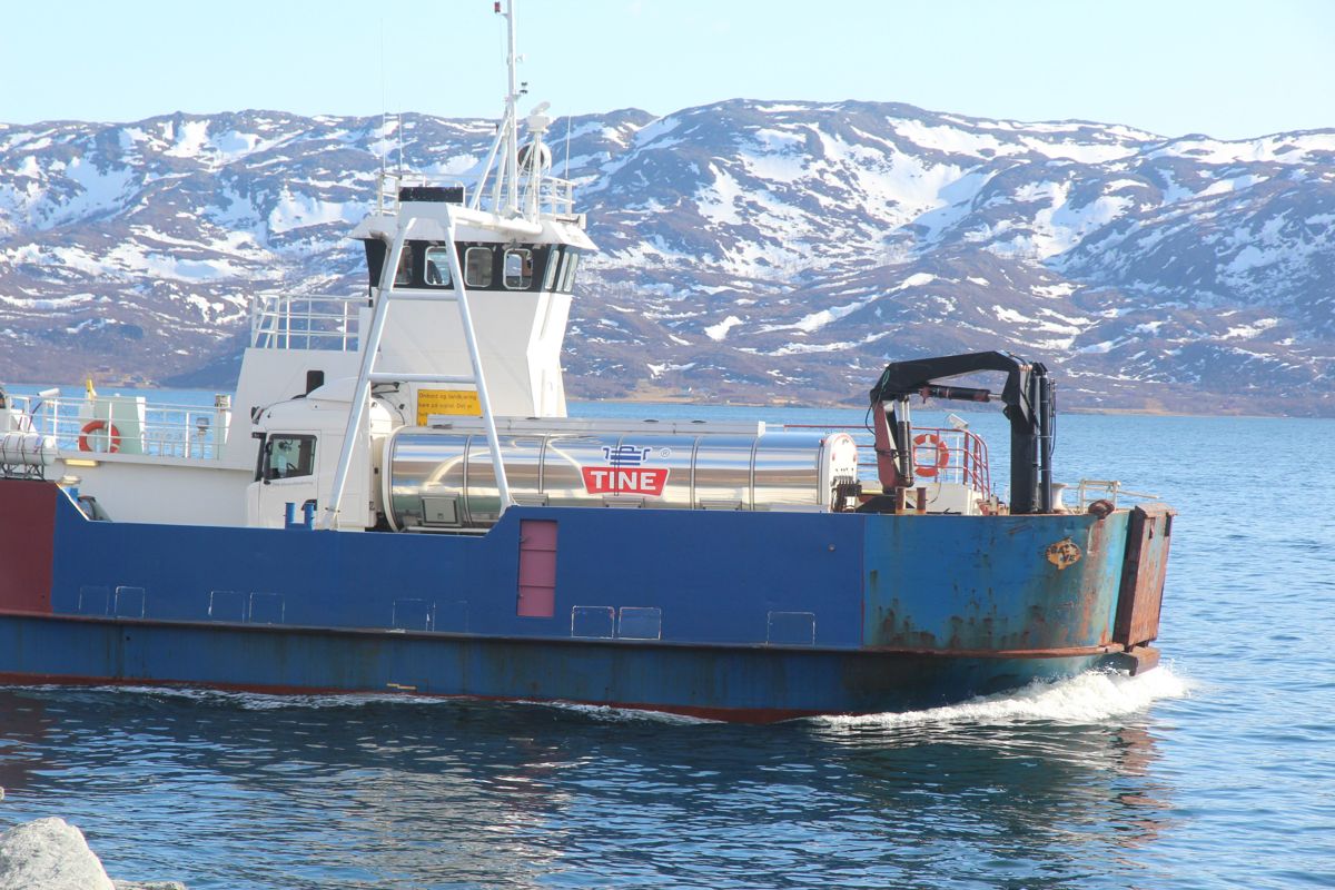 Ferja Skaget betjener Årøya. Her med melkebilen om bord. Den skal erstattes med en kombibåt, som er en bilførende hurtigbåt. Hurtigbåtene går i mer enn 19 knop.