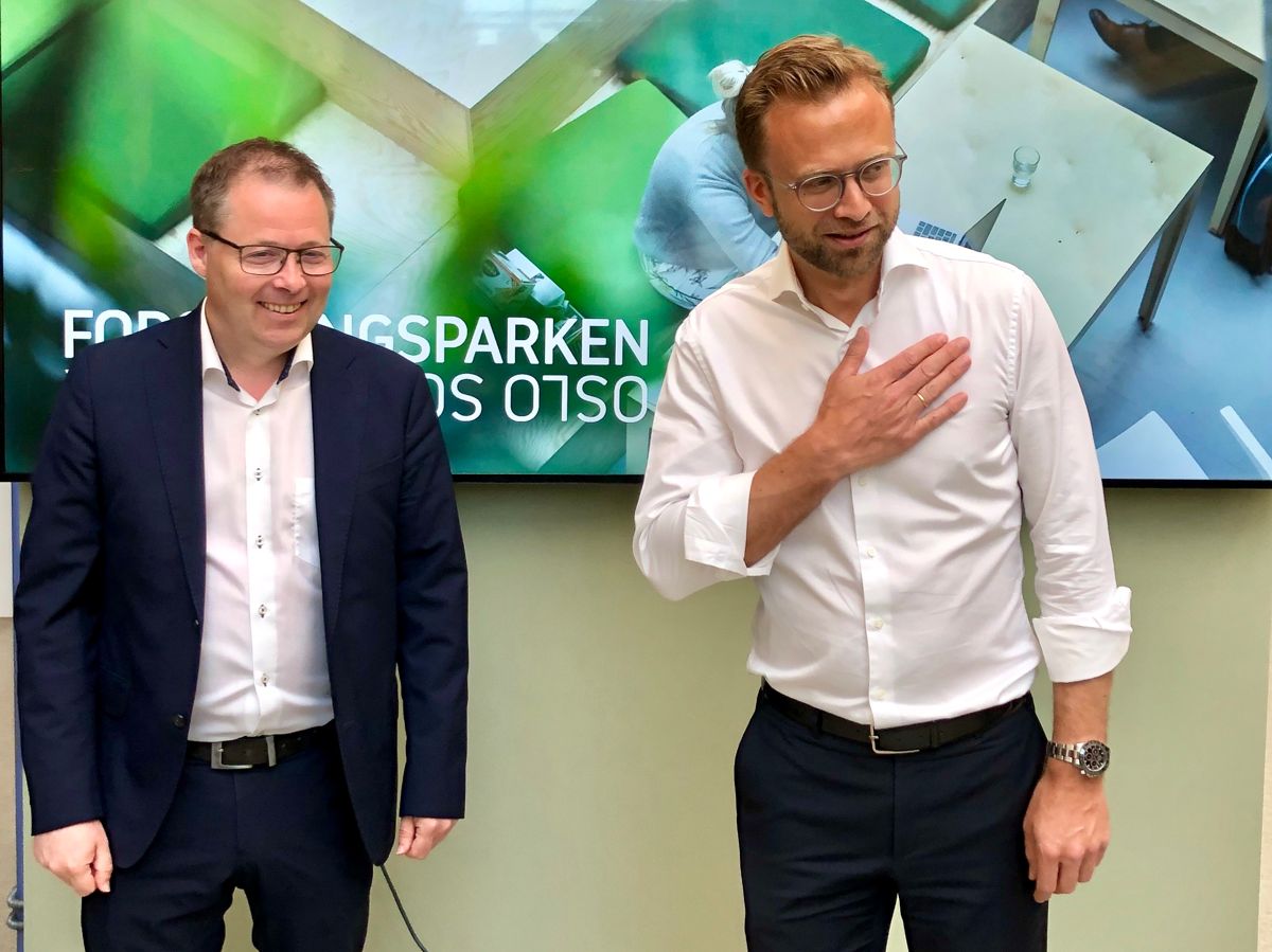 KS-leder Bjørn Arild Gram og kommunal- og moderniseringsminister Nikolai Astrup (H) hilste på koronavis på pressekonferansen om innovasjonsmeldingen i dag.