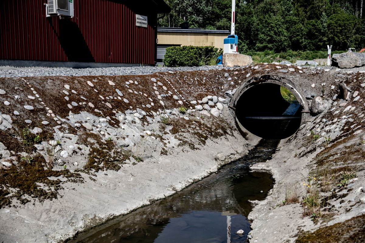 Askim, Hobøl og Spydeberg Avløpssamarbeid IKS (AHSA avløpsanlegg) i Indre Østfold kommune lekker urenset kloakk rett ut i Engerbekken. Det fører til problemer for et plastgjenvinningsanlegg som ønsker å etablere seg i kommunen.
