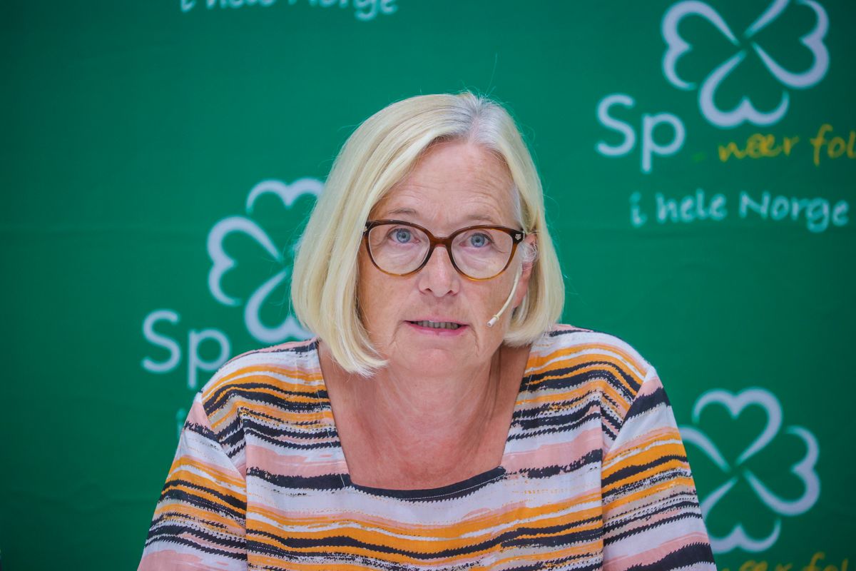 Parlamentarisk leder i Senterpartiet, Marit Arnstad – her under Sps oppsummerende pressekonferanse – leder programkomiteen i partiet.
