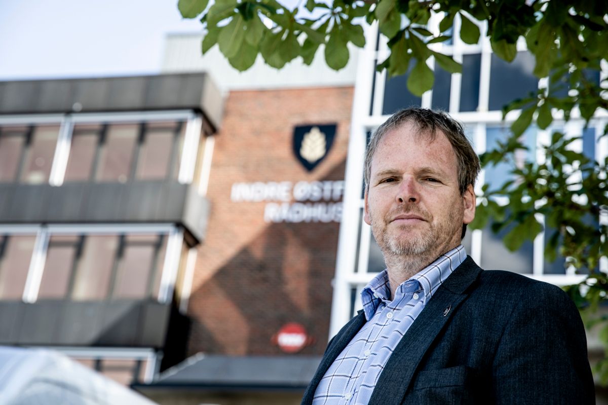 Kommunedirektør Georg Smedhus i Indre Østfold kommune er én av fire kommunedirektører som innstiller på at Viken bør deles i to.
