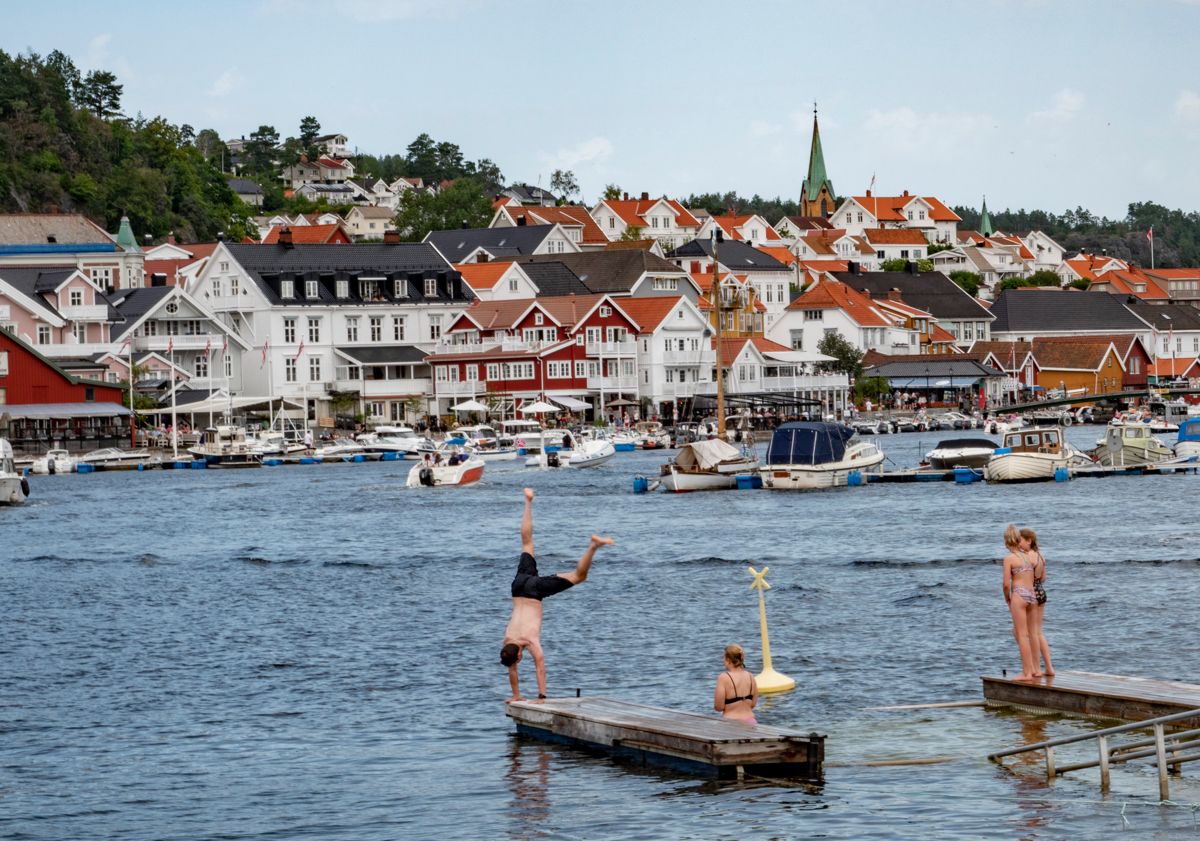 Folk fra hele Sør-Norge valfarter til Kragerø sommerstid. Men begynner de å kjenne koronasymptomer, må de hjem igjen.
