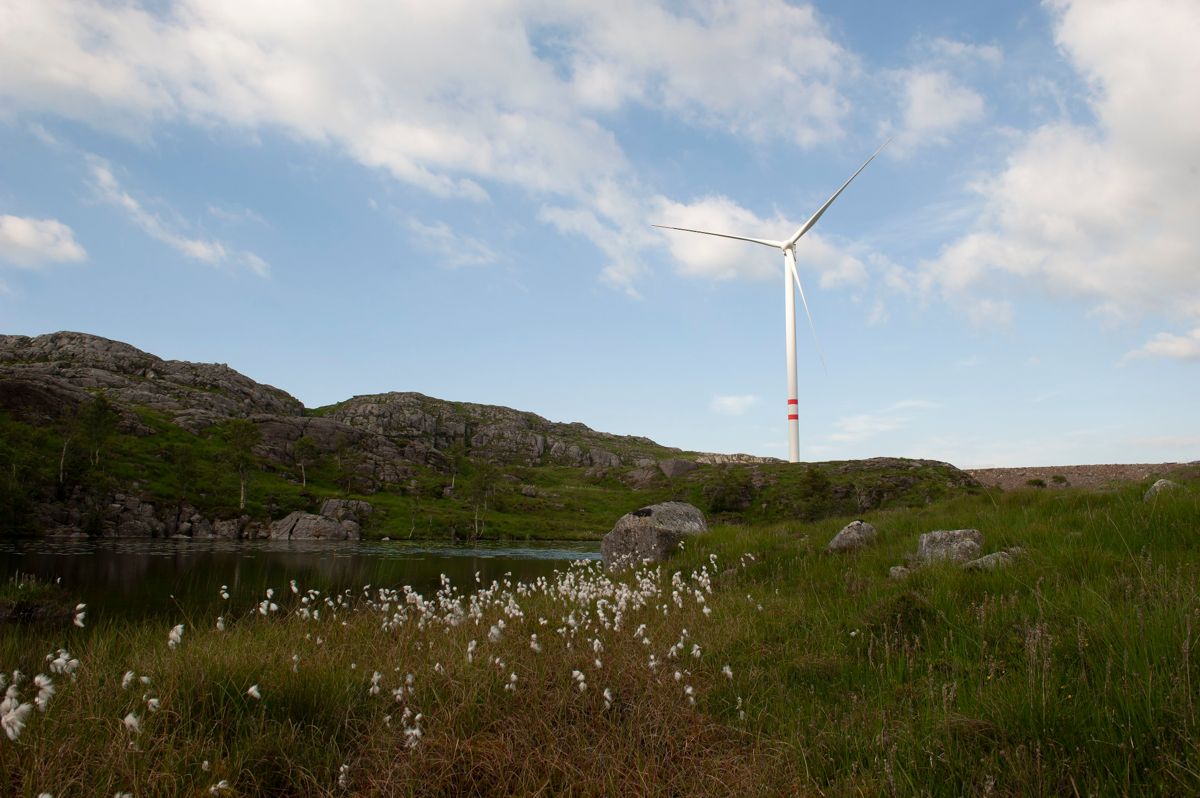 Det har vært og er konflikter rundt flere av vindkraftutbyggingene her til lands, inkludert Vardafjellet vindkraftverk i Sandnes kommune, som dette bildet er hentet fra.