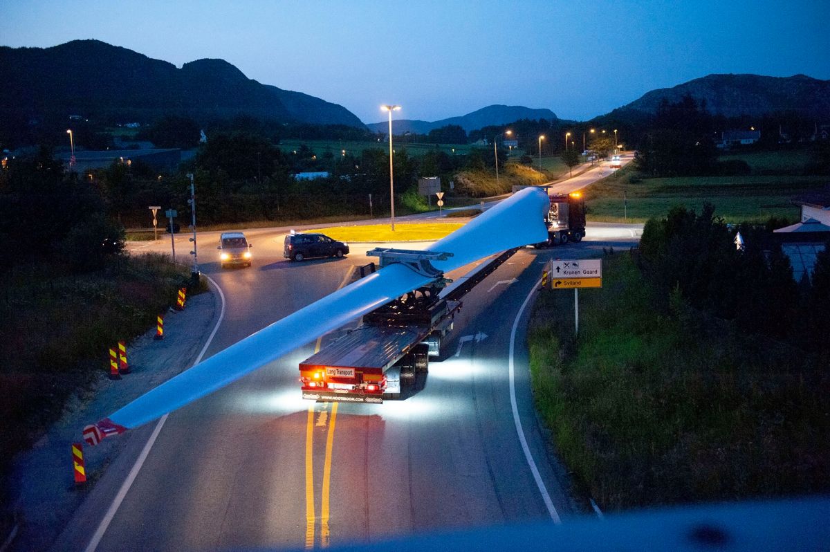 Her transporteres ett av rotorbladene til en vindturbin inn til Vardafjellet vindkraftverk i Sandnes kommune tidligere i sommer.