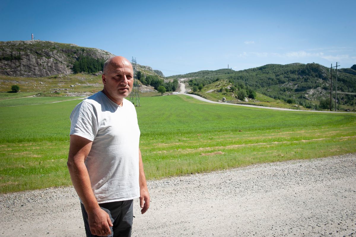 Anleggsveien i bakgrunnen går over eiendommen til Håkon Hetland. Han angrer ikke på at han inngikk avtale om å avstå grunn til vinkraftverket.