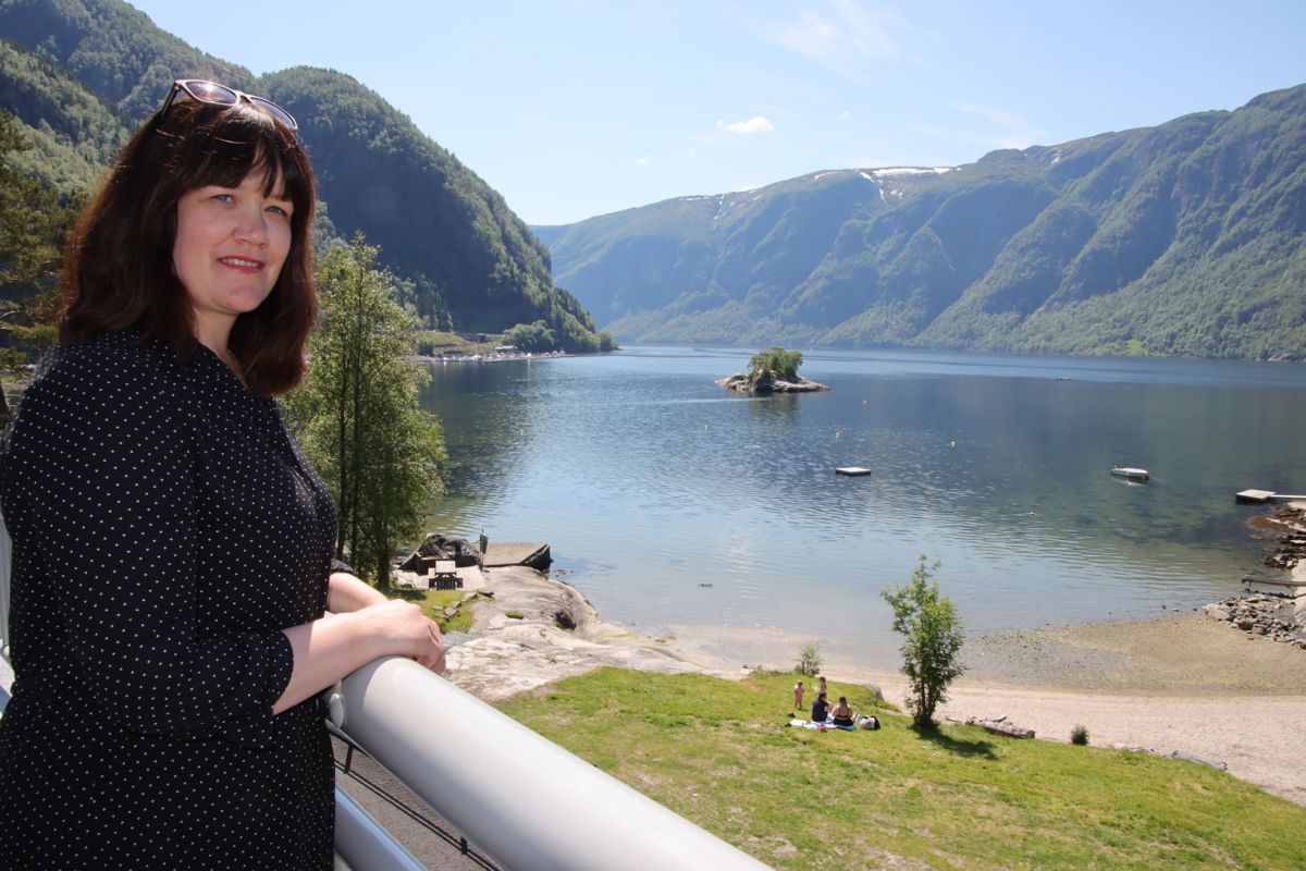 Ordførar Hege Eide Vik i Vaksdal ønsker velkommen til den nyoppussa badeplassen i gangavstand frå stasjonen i Vaksdal.