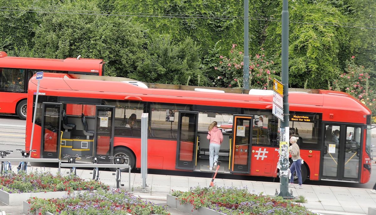 På denne bussen er det god plass, men etter sommerferien kan det bli langt trangere på bussen noe som kan gjøre det vanskelig å overholde smittevernreglene.