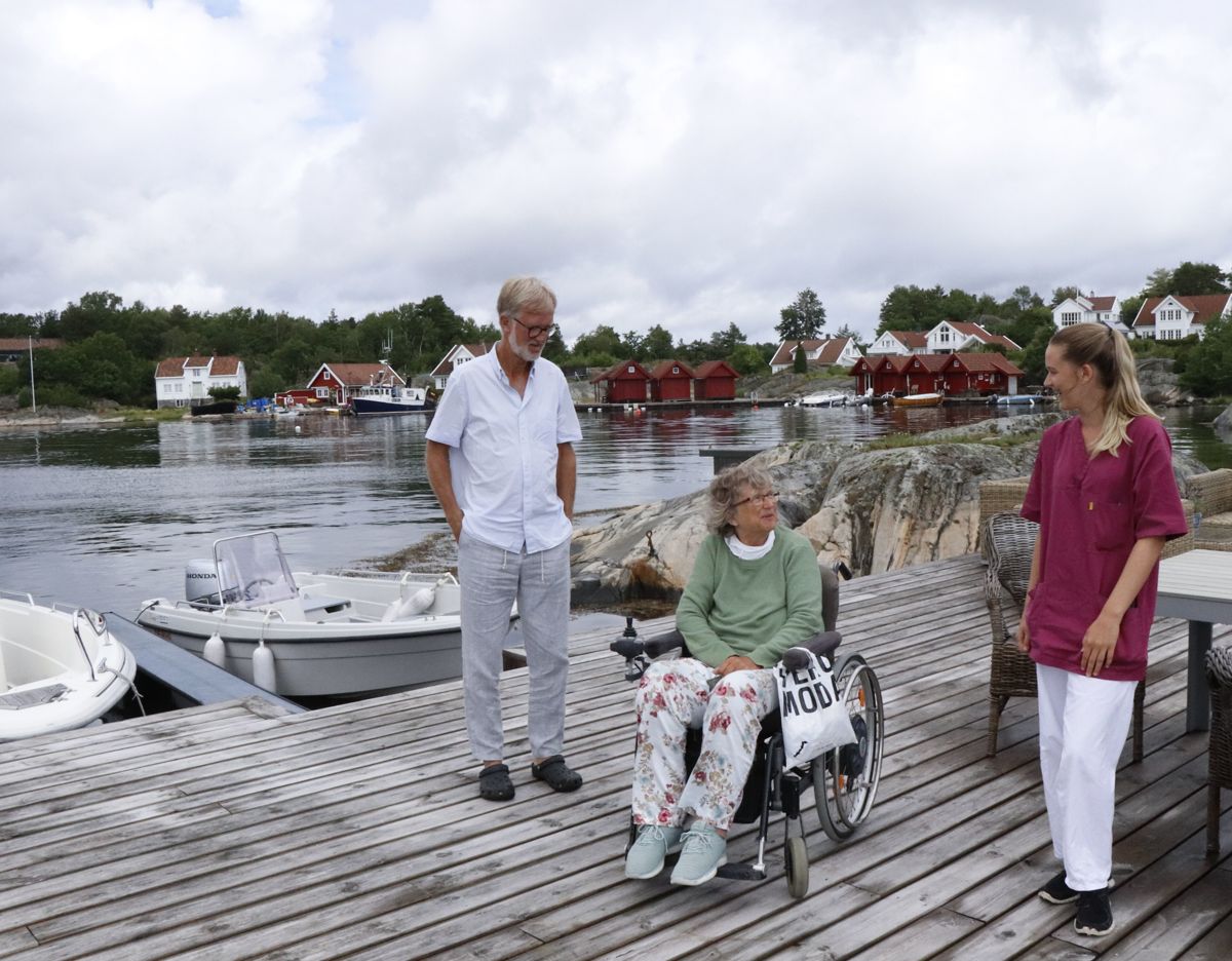 Vidar Iversen og Lillian Iversen kommer fra Kristiansand, men bruker mye tid på hytta på Ågerøya i Lillesand. Caroline Corneliussen fra hjemmetjenesten kommer ut og hjelper Lillian med dusjing.
