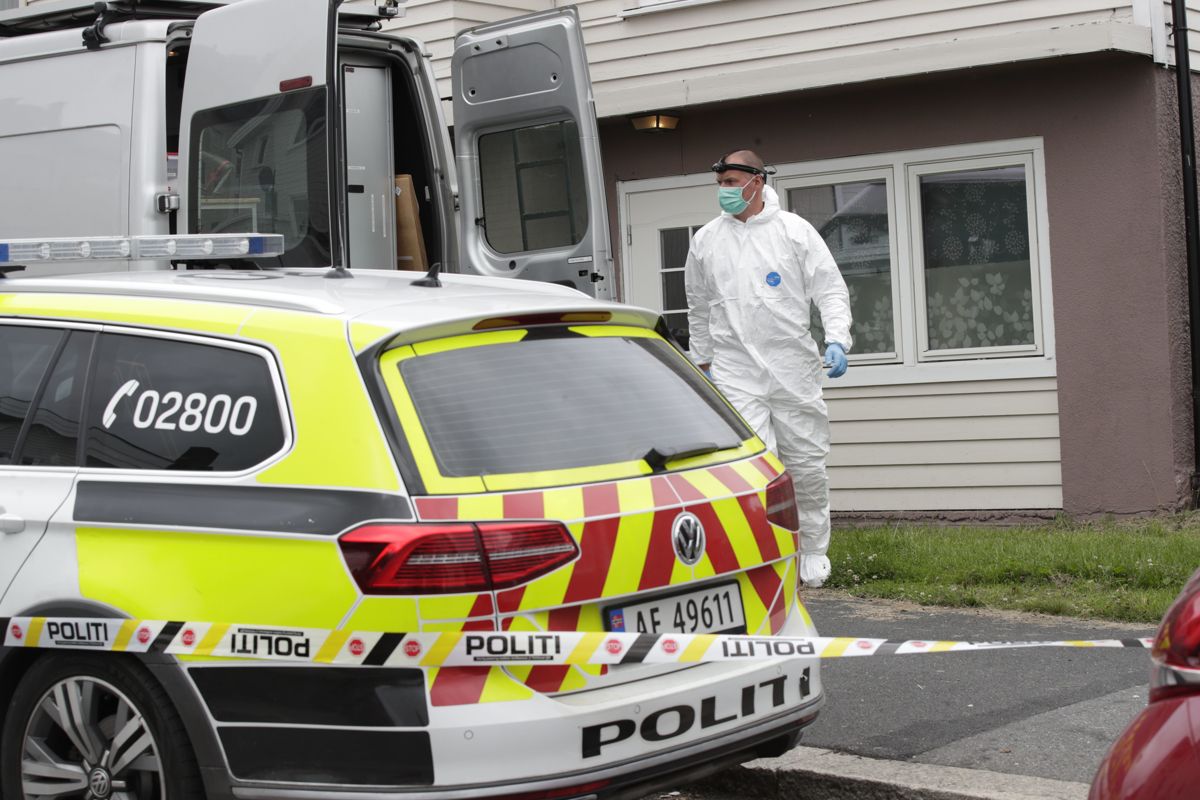 Politiets etterforskere undersøker her en bolig etter at tre kvinner ble knivstukket i Sarpsborg 14. juli. En kvinne døde og en ble kritisk skadd.