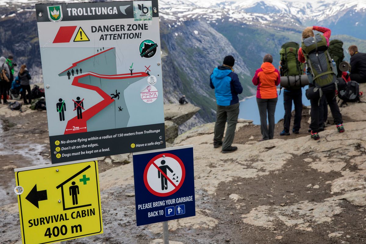 Selfie-turistene strømmer til Trolltunga. I år forventes det et sted mellom 100 000 og 150 000 turister til det spektakulære fjellet.