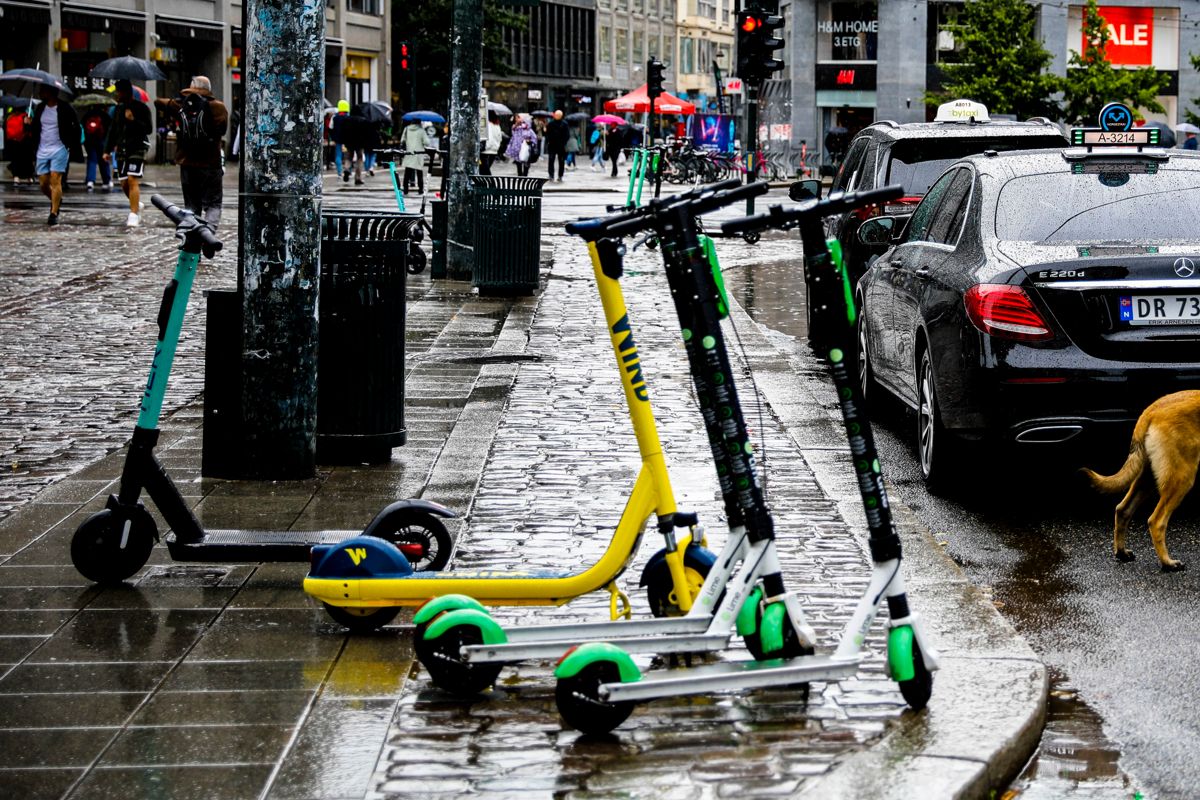 I Oslo og i flere andre byer står elsparkesykler til hinder for fotjengere i gågater og på fortau.   Nå tar både Norsk Kommunalteknisk Forening og bransjen selv til orde for opprydning.