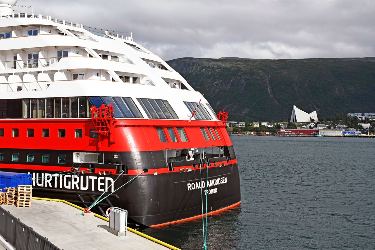Hurtigruteskipet Roald Amundsen ved kai i Tromsø.